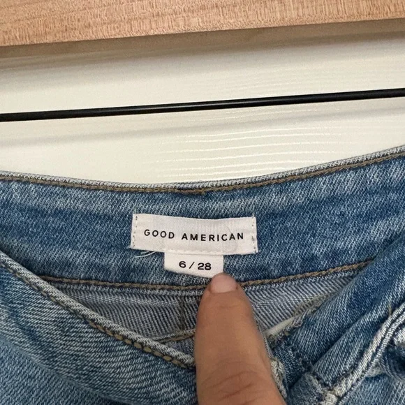 GOOD AMERICAN GOOD CURVE SHORT DISTRESSED DENIM size 6/28 - Picture 3 of 4